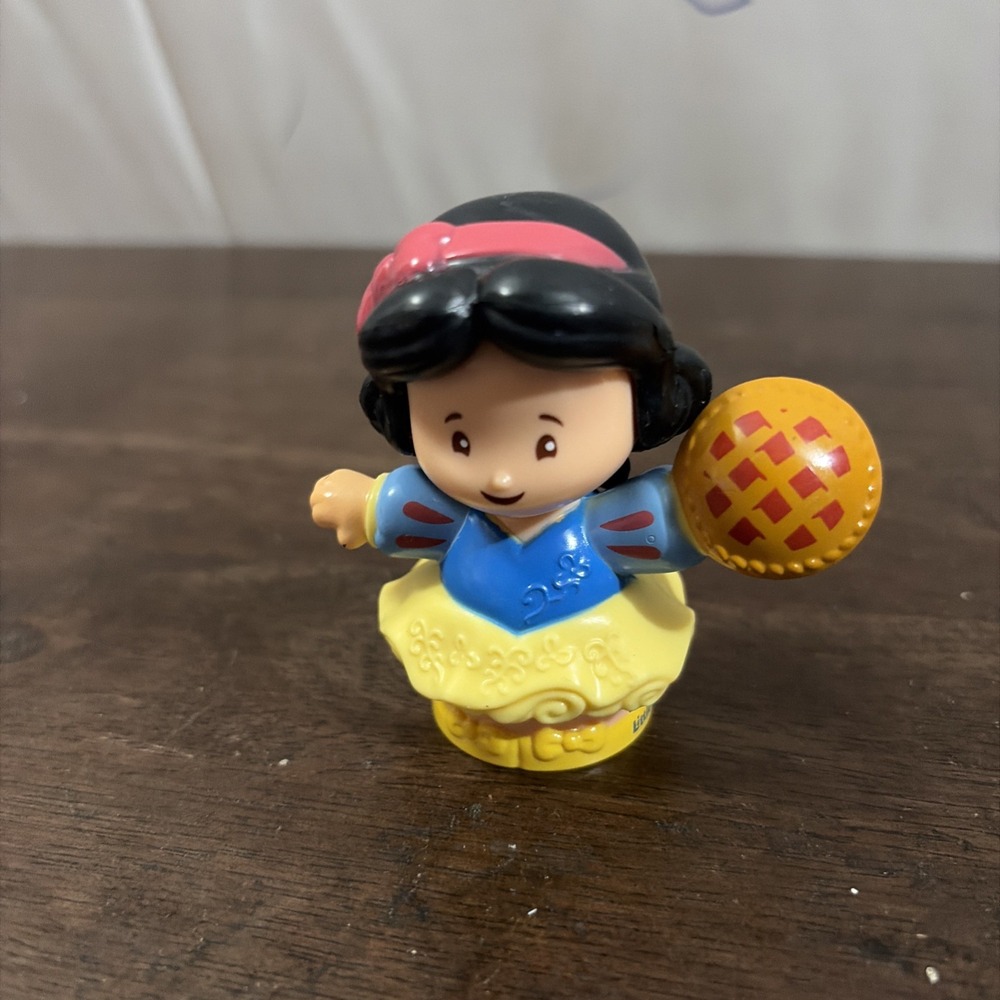 Fisher Price Little People Disney Princess Snow White W/ Pie Figure 2016 Mattel